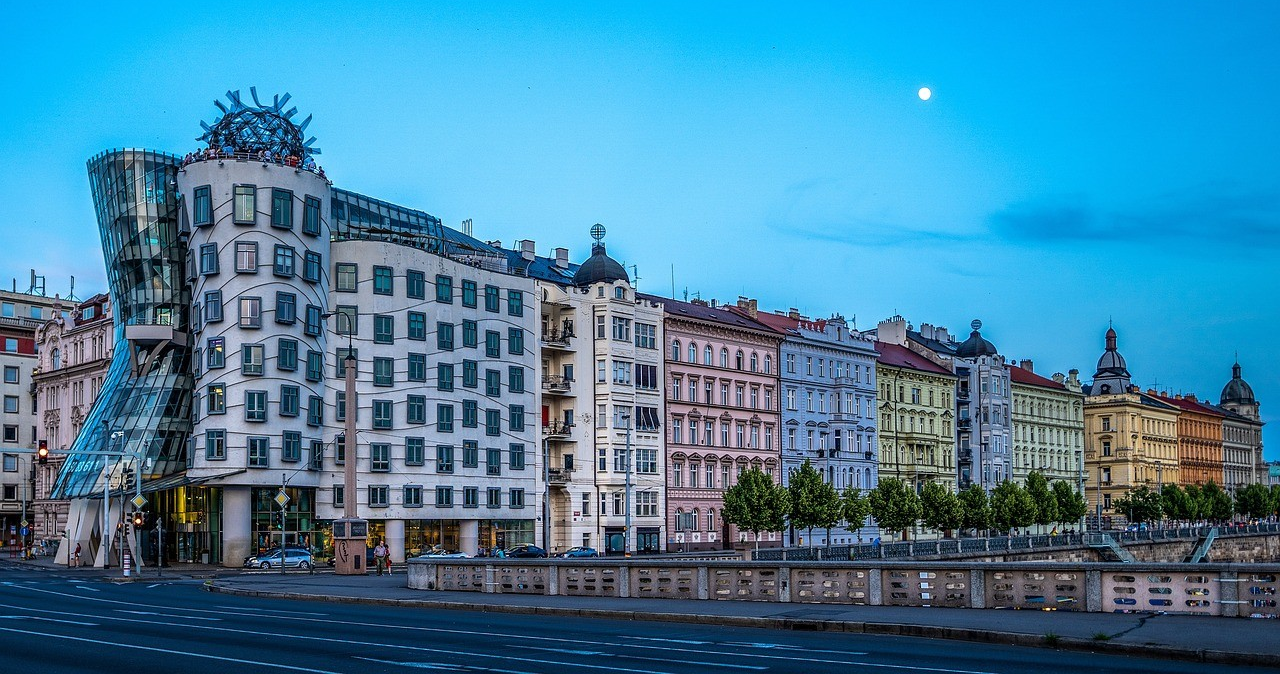 DANCING HOUSE